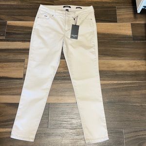 Nine West jeans. Size 10 skinny, color is off white.